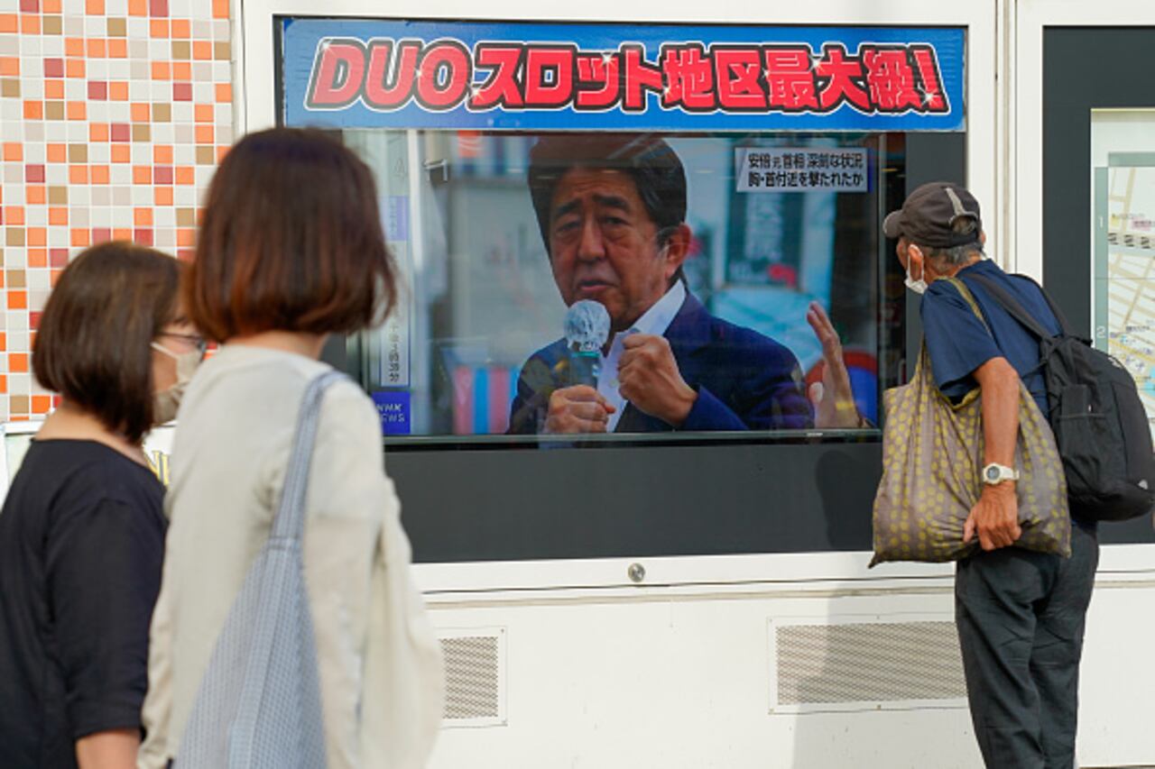 Ciudadanos en Tokio reaccionan a la noticia sobre la muerte del exprimer ministro de Japón, Shinzo Abe, luego de recibir un disparo durante un acto de campaña.