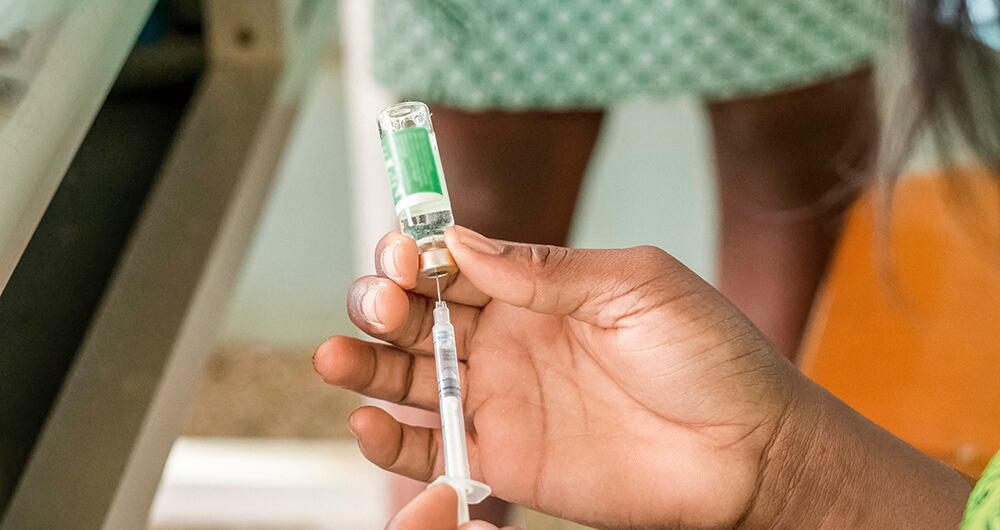 Cientos de miles de vacunas contra la Covid-19 han caducado en África, que tiene un porcentaje de aplicación menor del 2%. Foto: AFP