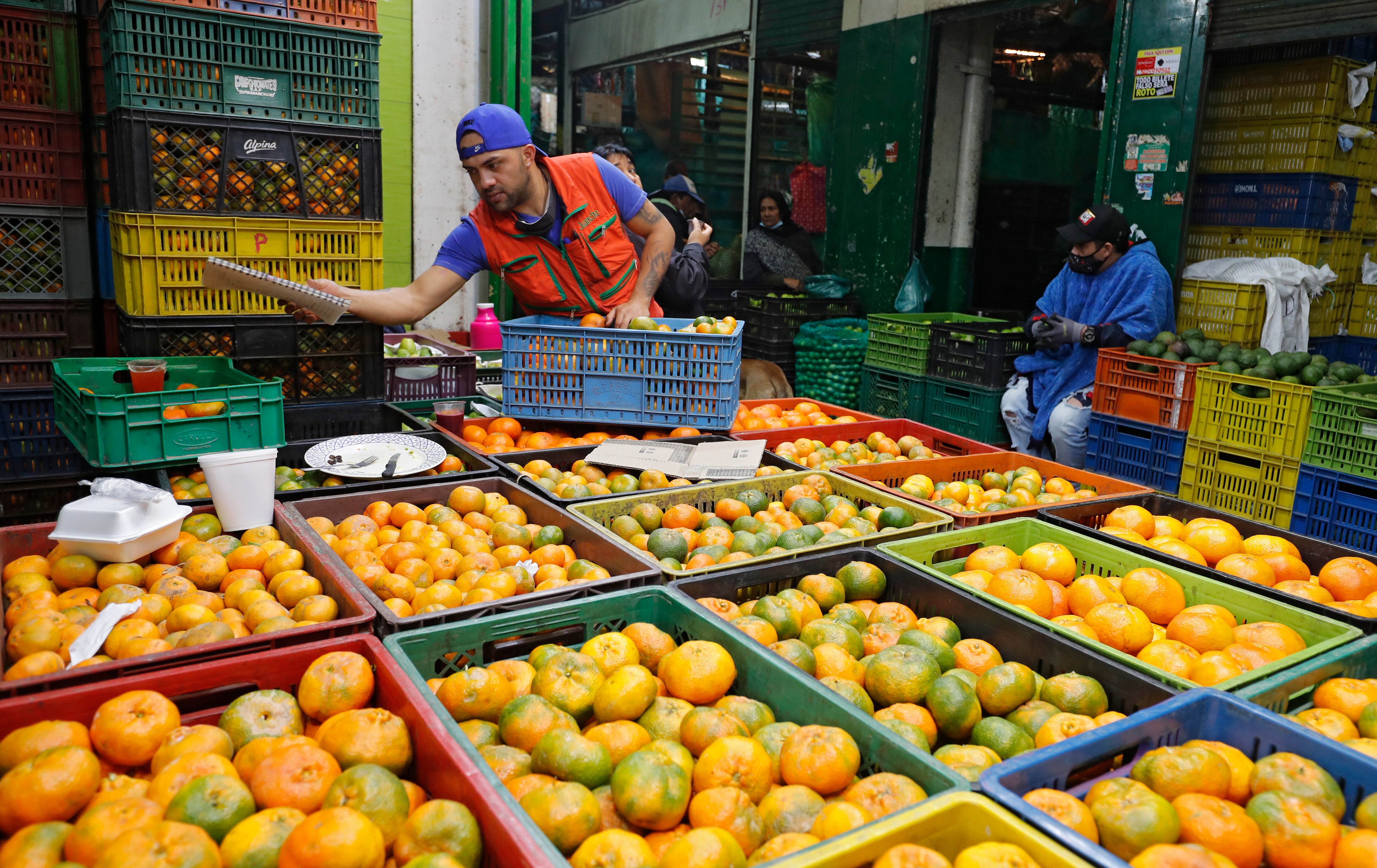 Central de Abastos de Bogotá CORABASTOS 
venta de frutas
venta de alimentos
canasta familiar
precios altos
inflación
costo de vida
Bogotá febrero 9 del 2022
Foto Guillermo Torres Reina / Semana