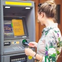 Actividades cotidianas, como retirar dinero en un cajero automático, también pueden convertirse en una oportunidad para los delincuentes.