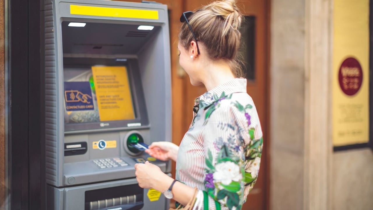 Actividades cotidianas, como retirar dinero en un cajero automático, también pueden convertirse en una oportunidad para los delincuentes.