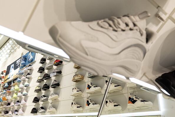 Gran sorpresa se llevaron las autoridades de Perú, tras el robo de una gran cantidad de tenis de un almacén en la ciudad de  Huancayo, en el departamento de Junín, Perú. Photographer: Qilai Shen/Bloomberg via Getty Images