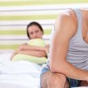 La mayoría de los casos en pacientes jóvenes se asocian a factores psicológicos como estrés y ansiedad ante su desempeño sexual.