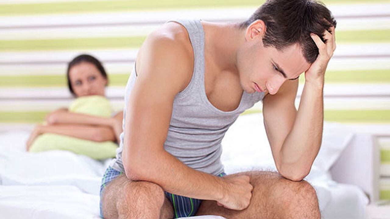 La mayoría de los casos en pacientes jóvenes se asocian a factores psicológicos como estrés y ansiedad ante su desempeño sexual.