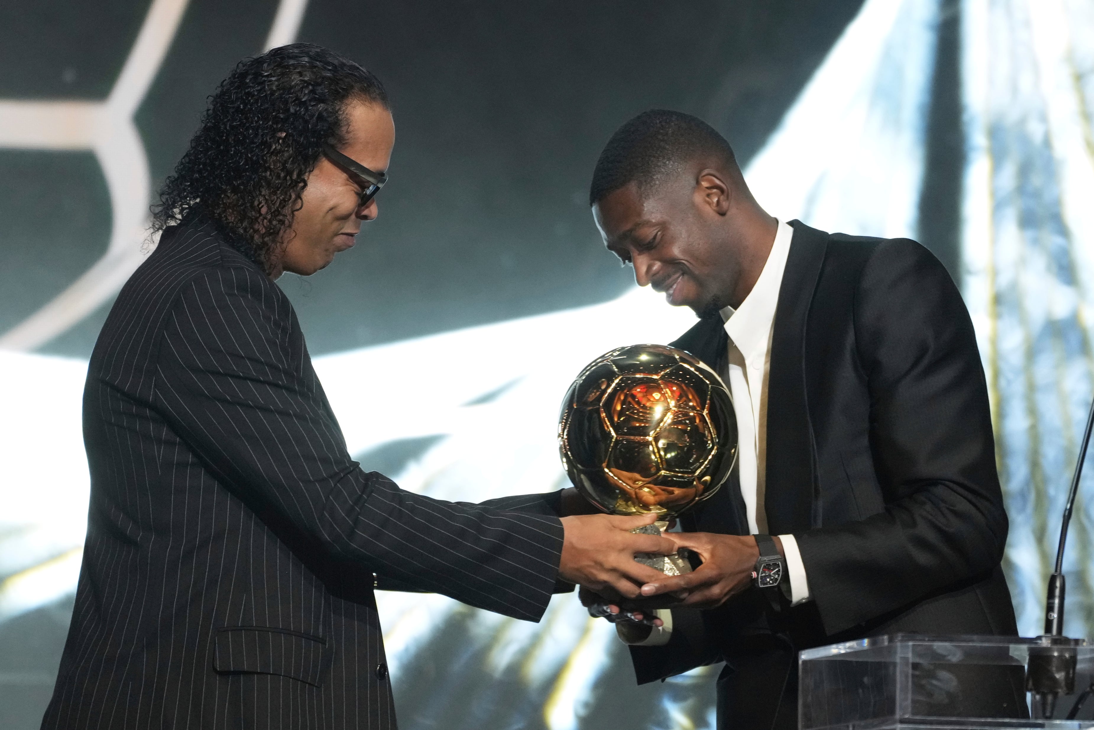 Ronaldinho entregándole el Balón de Oro 2025 a Ousmane Dembélé.