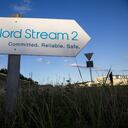 El Nord Stream 2 es un gasoducto que lo transporta desde el mar Báltico, desde Rusia a Alemania sin pasar por Ucrania. Esta foto de archivo tomada el 7 de septiembre de 2020 muestra una señal de tráfico que dirige el tráfico hacia la entrada de la instalación de recalada de la línea de gas Nord Stream 2 en Lubmin, noreste de Alemania