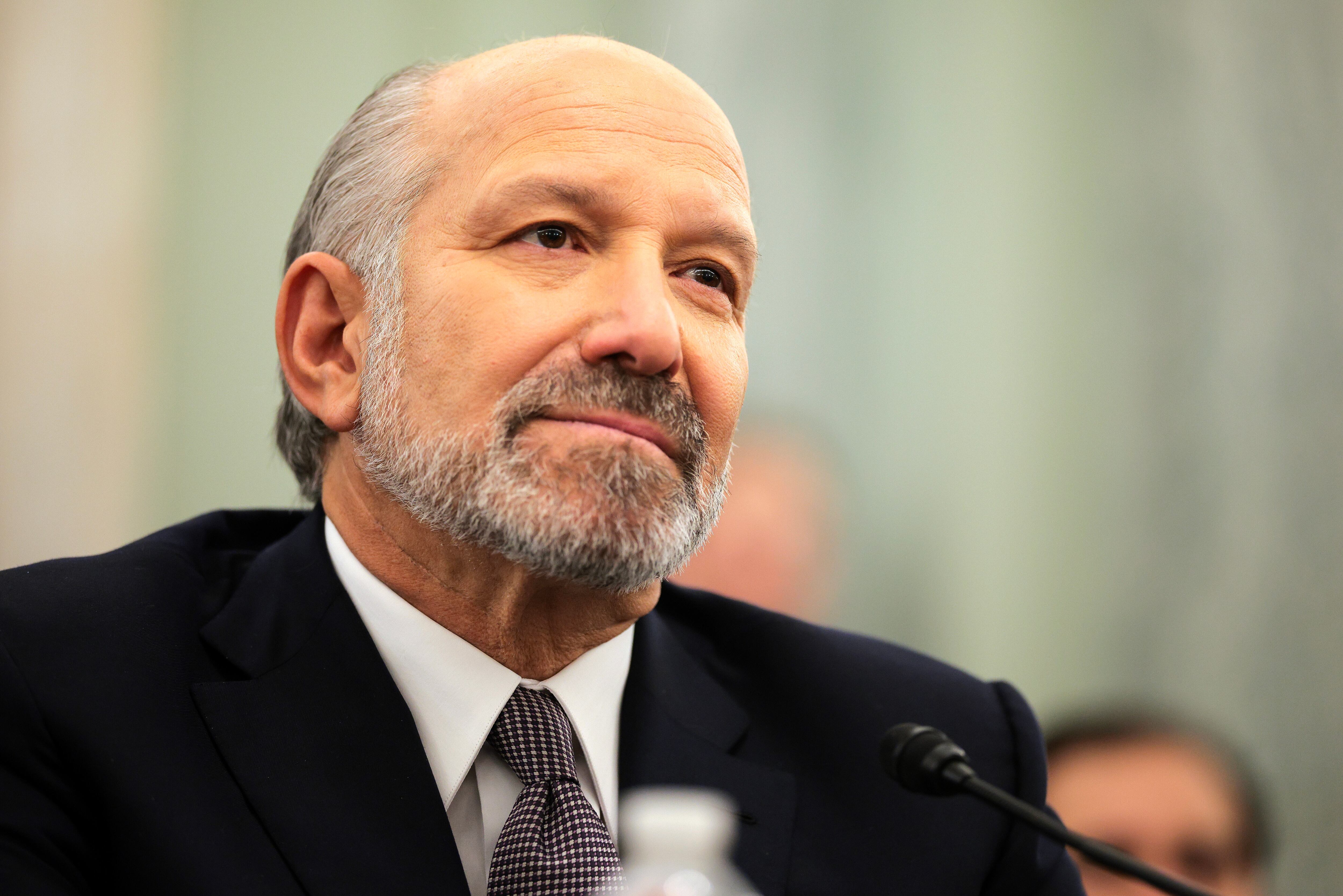 WASHINGTON, DC - 29 DE ENERO: Howard Lutnick, candidato del presidente estadounidense Donald Trump a Secretario de Comercio, durante su audiencia de confirmación del Comité Senatorial de Comercio, Ciencia y Transporte en el edificio de oficinas del Senado Russell el 29 de enero de 2025 en Washington, DC. Lutnick es un empresario multimillonario que tiene una amplia red de vínculos comerciales que han generado preocupación sobre posibles conflictos de intereses, entre ellos (Foto de Kayla Bartkowski/Getty Images)