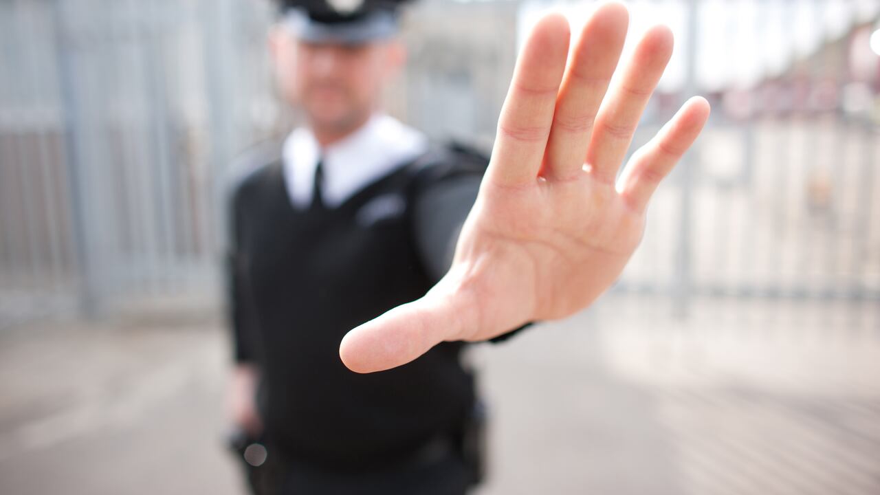 El guardia de seguridad le dijo al joven no binario: ‘Ese es un problema entre tu y el estado. Si no quieres ser un hombre, cambia tu identificación’”.