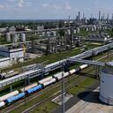 (ARCHIVOS) Esta foto de archivo tomada el 5 de mayo de 2022 muestra una vista general de la refinería Duna (Danubio) de la compañía húngara MOL cerca de la ciudad de Szazhalombatta, a unos 30 km al sur de Budapest. (Photo by ATTILA KISBENEDEK / AFP)