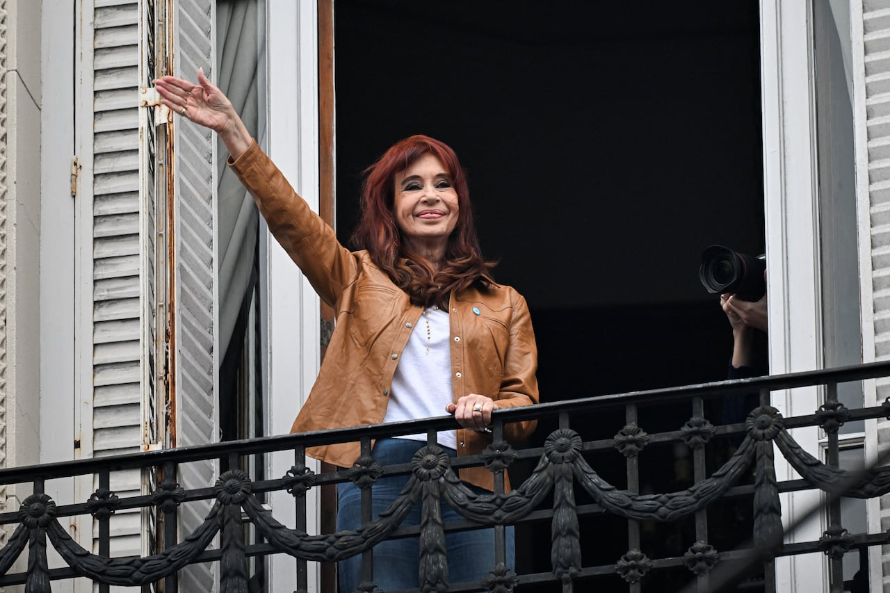 Mientras cumple su condena domiciliaria, Cristina Fernández de Kirchner saluda a sus simpatizantes.