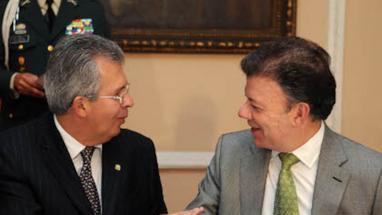 Jaime Arrubla (izq.) fue pilar en el reestablecimiento de relaciones entre el judicial y el ejecutivo, planteado por el presidente Juan Manuel Santos. Hoy advierte de los "inconvenientes" de algunos asuntos de la reforma a la justicia.