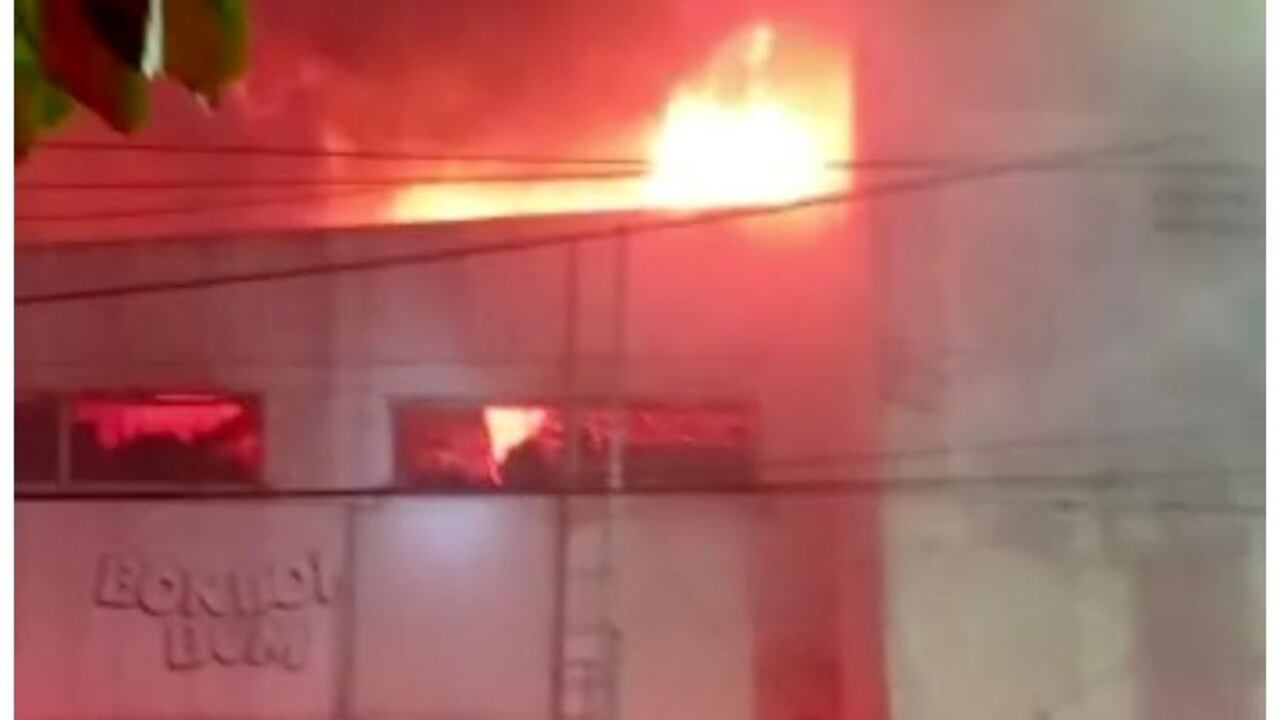 Los bomberos usaron una escalera para atacar el incendio desde arriba y abrieron las puertas del primer piso para controlar las llamas desde abajo.