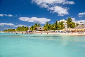 Isla mujeres es uno de los lugares que más recomiendan para visitar en Cancún.