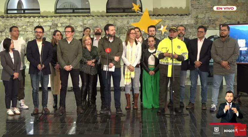 Alcalde Carlos Fernando Galán y su gabinete distrital anunciando las medidas para el partido de la final de la Copa América.