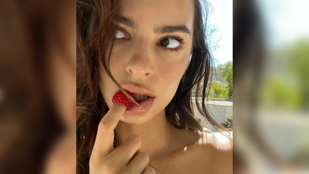 Emily Ratajkowski sexy comiendo fresas