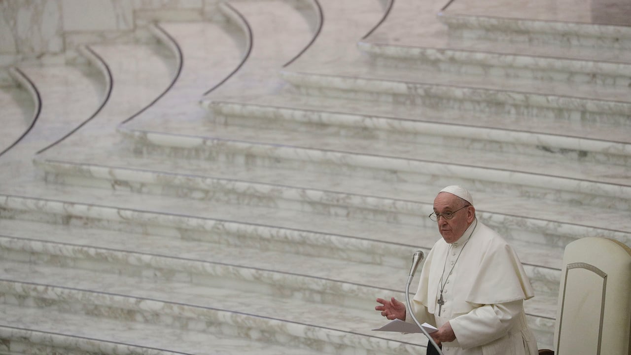 El Papa Francisco da su discurso mientras intercambia saludos navideños con los empleados del Vaticano en el salón Pablo VI. Foto: AP / Gregorio Borgia.