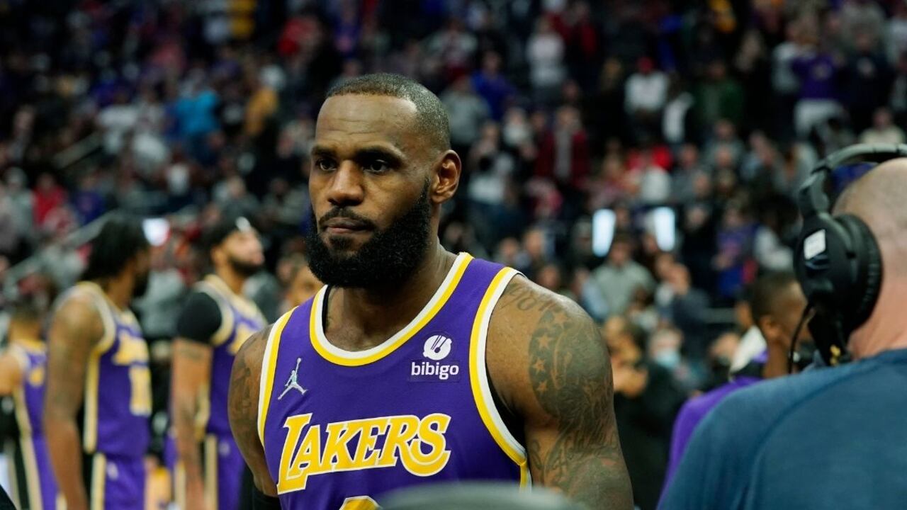 LeBron James protagonizó uno de los duelos más polémicos en la jornada de la NBA.