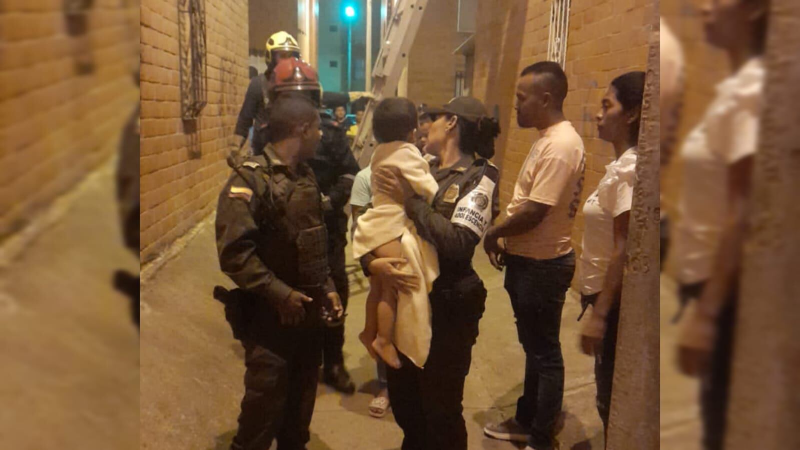 Así salvó la Policía de Cali a un niño que fue abandonado en un 4 piso.