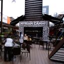 Los locales son 11 containers modificados para servir a los restaurantes. El local de Myriam Camhi es una novedad. Por primera vez en el mundo un container de 12 metros se coloca de forma vertical, sin que ninguna estructura externa lo sostenga.