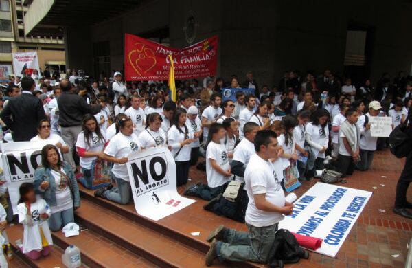 Los manifestantes rezaron de rodillas el rosario dirigido por el padre Fernando Altamira.