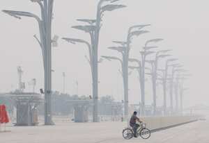 Los niveles oficiales de contaminación ambiental se mantuvieron relativamente bajos en Pekín el fin de semana, con la ciudad bañada por un cielo claro cinco días antes de la inauguración de los Juegos Olímpicos.
Las últimas tres jornadas de aire limpio significan que la implementación de medidas de emergencia adicionales, que incluían retirar de las calles más de un millón de automóviles, probablemente sea innecesaria, apuntó un funcionario del Gobierno. Una semana después de que la capital china estuviera cubierta por una bruma húmeda compuesta por humo y polvo, las lluvias y vientos ayudaron a limpiar la atmósfera, despejando las preocupaciones de que los atletas que competirán en los Olímpicos deban soportar un elevado smog.