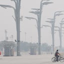 Los niveles oficiales de contaminación ambiental se mantuvieron relativamente bajos en Pekín el fin de semana, con la ciudad bañada por un cielo claro cinco días antes de la inauguración de los Juegos Olímpicos.
Las últimas tres jornadas de aire limpio significan que la implementación de medidas de emergencia adicionales, que incluían retirar de las calles más de un millón de automóviles, probablemente sea innecesaria, apuntó un funcionario del Gobierno. Una semana después de que la capital china estuviera cubierta por una bruma húmeda compuesta por humo y polvo, las lluvias y vientos ayudaron a limpiar la atmósfera, despejando las preocupaciones de que los atletas que competirán en los Olímpicos deban soportar un elevado smog.