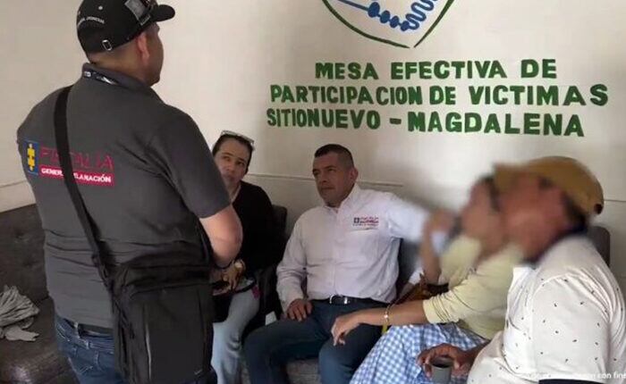 Funcionarios de la Fiscalía ateniendo a las víctimas de Mancuso en la región Caribe.