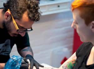 Las agujas perforan miles de veces la epidermis en un solo minuto inyectado sustancias químicas, a menudo tóxicas, que no se quedan en la dermis sino que son absorbidas por el organismo en el transcurso de los años.