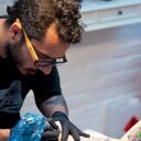 Las agujas perforan miles de veces la epidermis en un solo minuto inyectado sustancias químicas, a menudo tóxicas, que no se quedan en la dermis sino que son absorbidas por el organismo en el transcurso de los años.