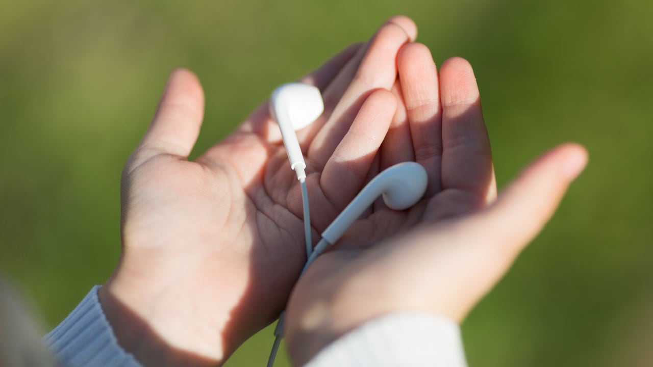 El usuario debe ajustar constantemente los audífonos o el dispositivo, lo que genera incomodidad