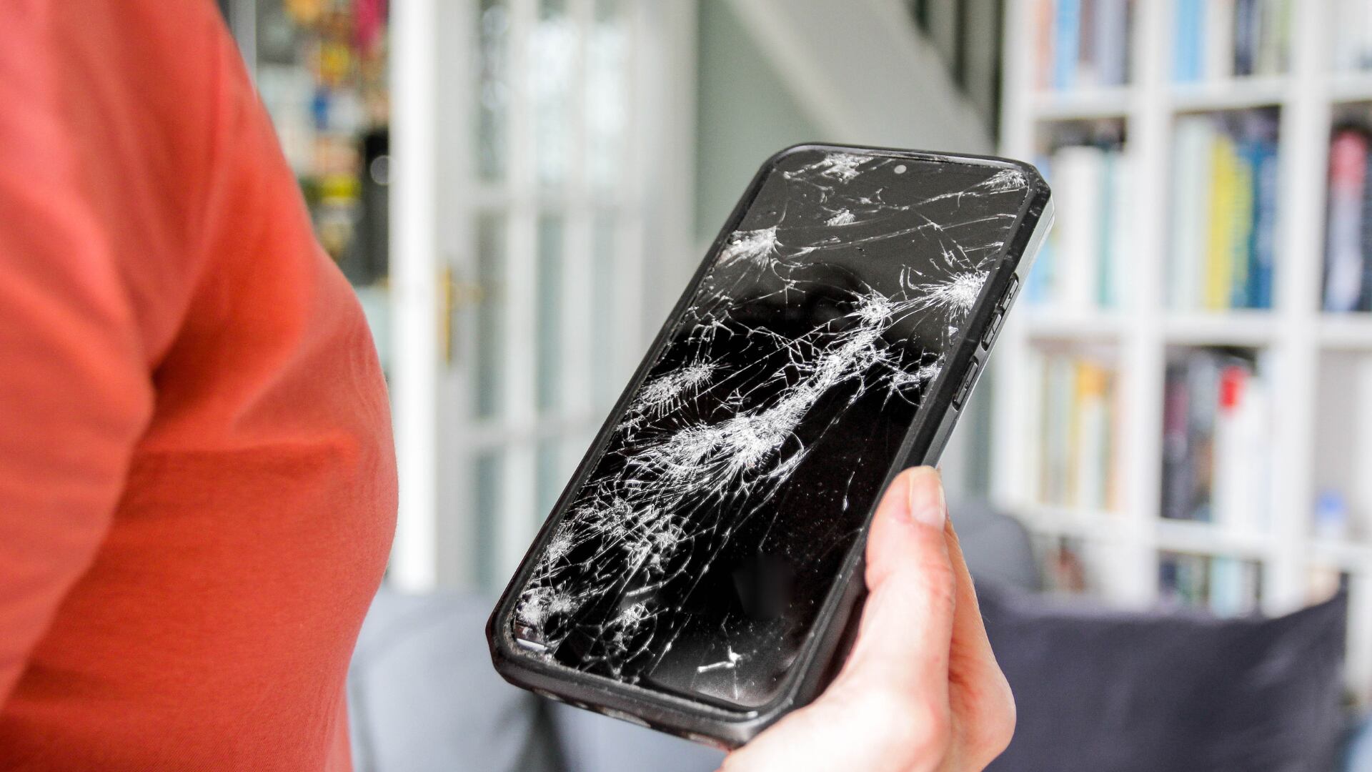 Determinar si se debe cambiar solo el vidrio o toda la pantalla del celular después de una caída depende de varios factores.