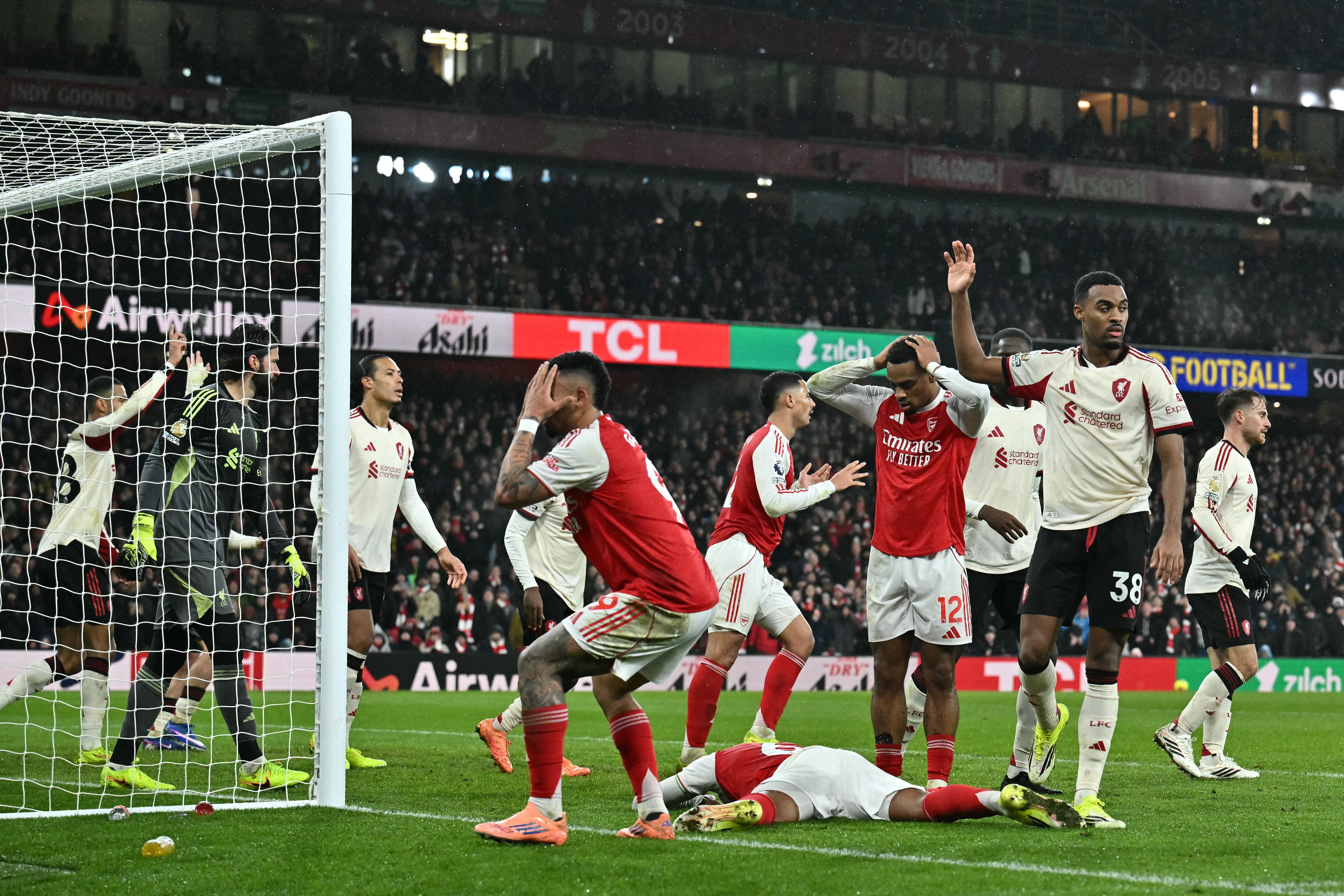 El delantero brasileño #09 del Arsenal, Gabriel Jesus, reacciona tras una última oportunidad en el segundo palo tras un córner, en la última acción del partido de la Premier League inglesa entre el Arsenal y el Liverpool en el Emirates Stadium de Londres el 8 de enero de 2026. (Foto de Ben STANSALL / AFP)