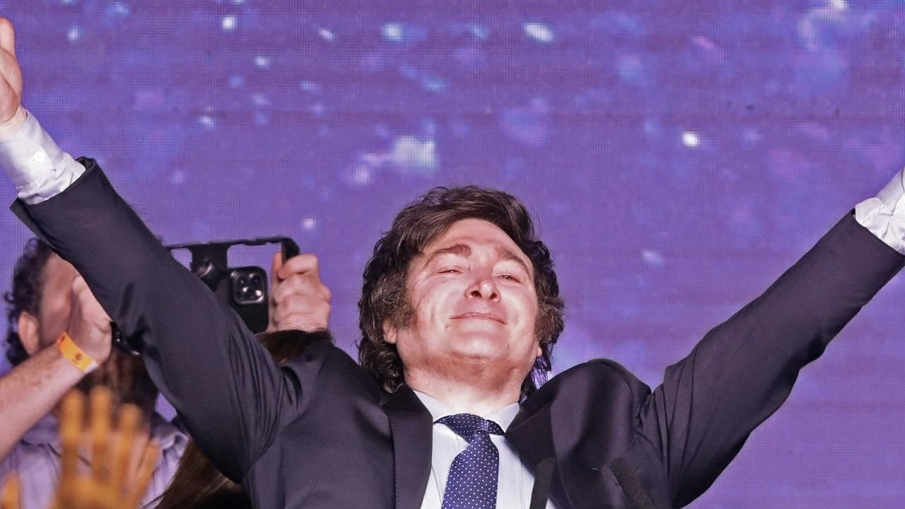 El político Javier Milei fue apoyado por estudiantes de un colegio.