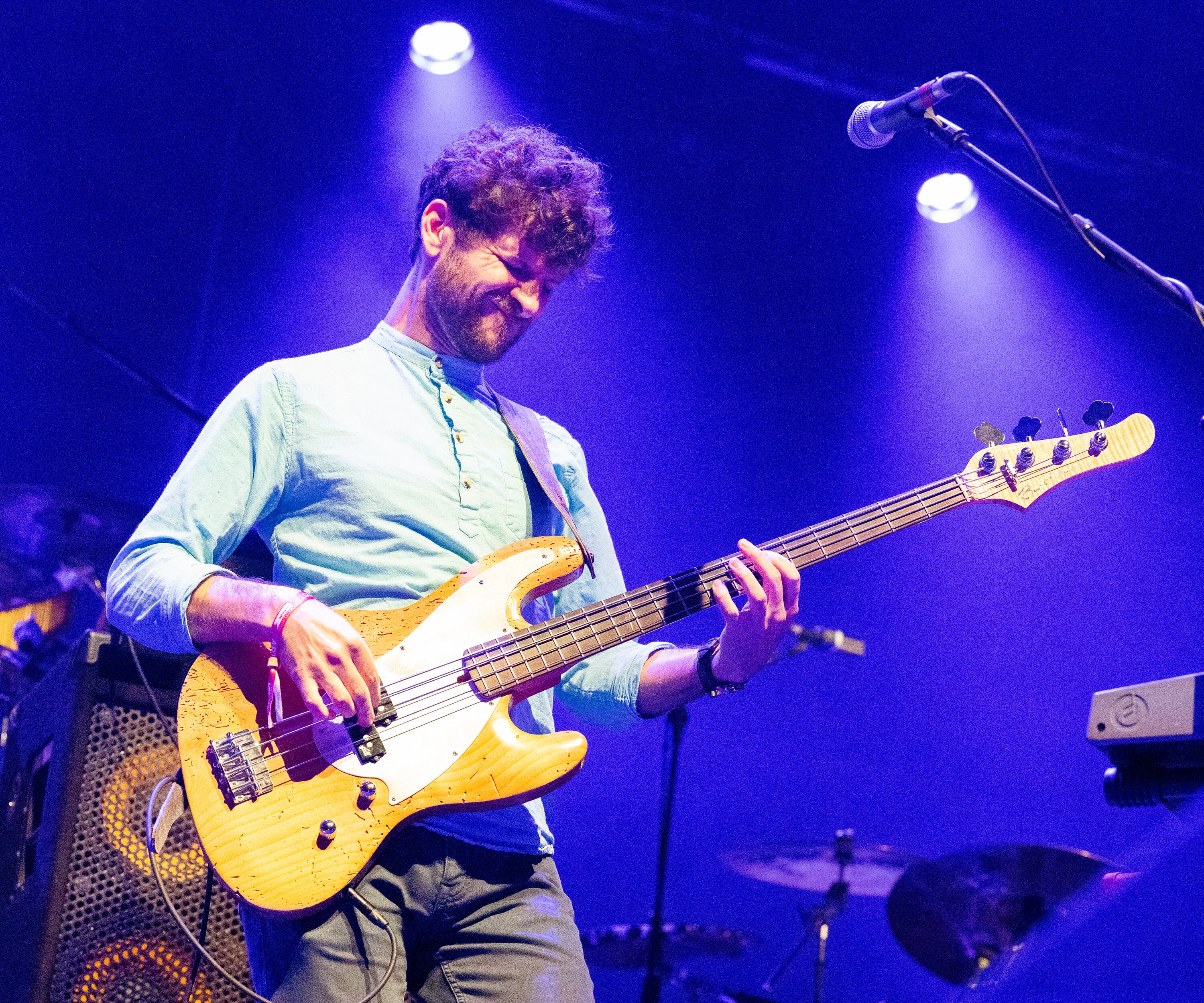 Michael League de Snarky Puppy, en el Cheltenham Jazz Festival 2024. Foto: Steve Thorne/Redferns.