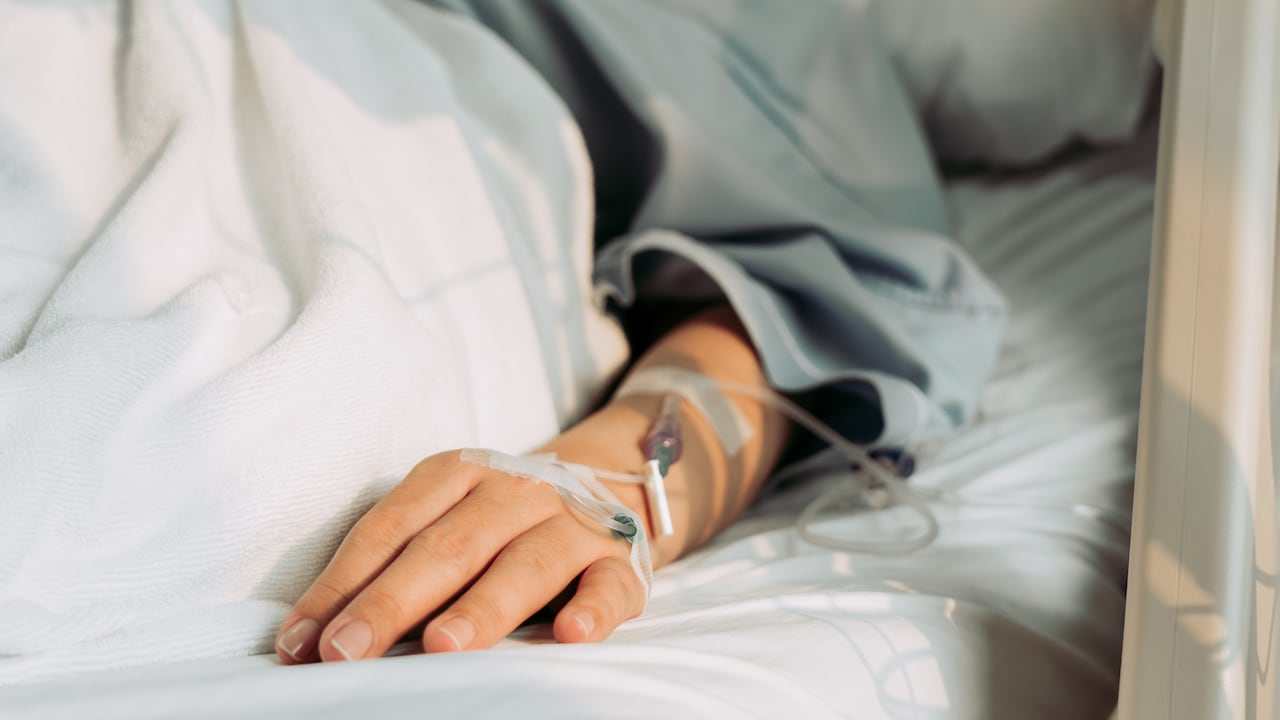 La mujer de 26 años permanece en estado crítico.