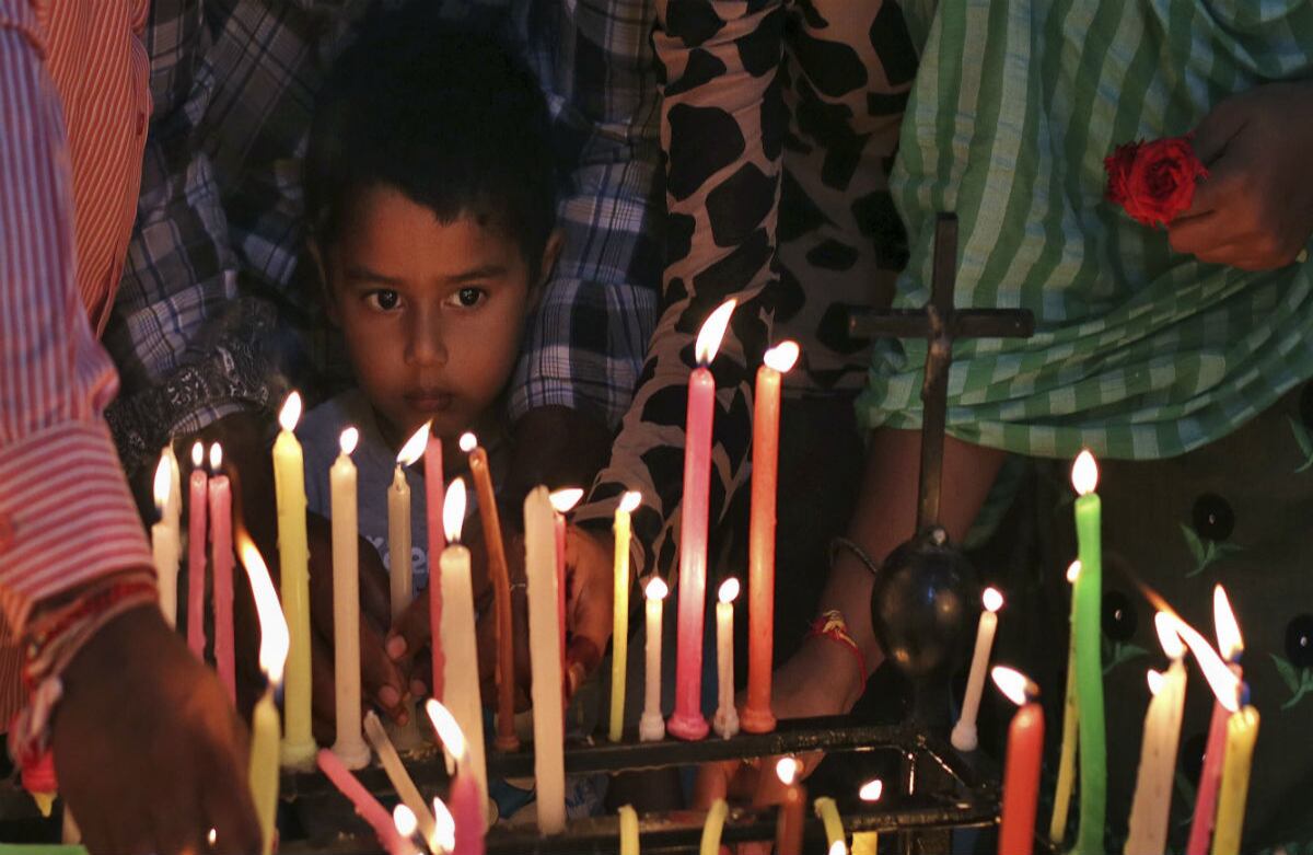 Cristianos católicos de la India encienden velas para conmemorar el festival anual del nacimiento de la Virgen María en un templo en Hyderabad, India. (AP)