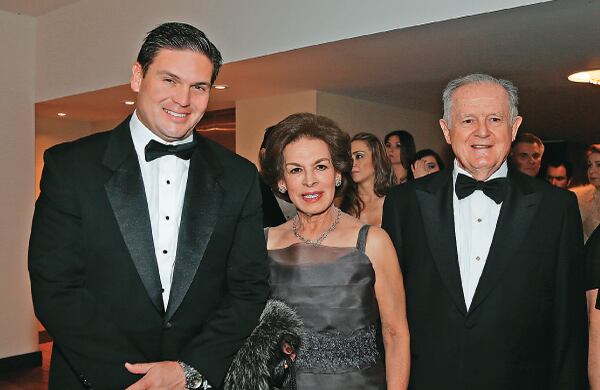 El ministro de Defensa, Juan Carlos Pinzón, con el empresario Luis Carlos Sarmiento y su esposa Fanny. 