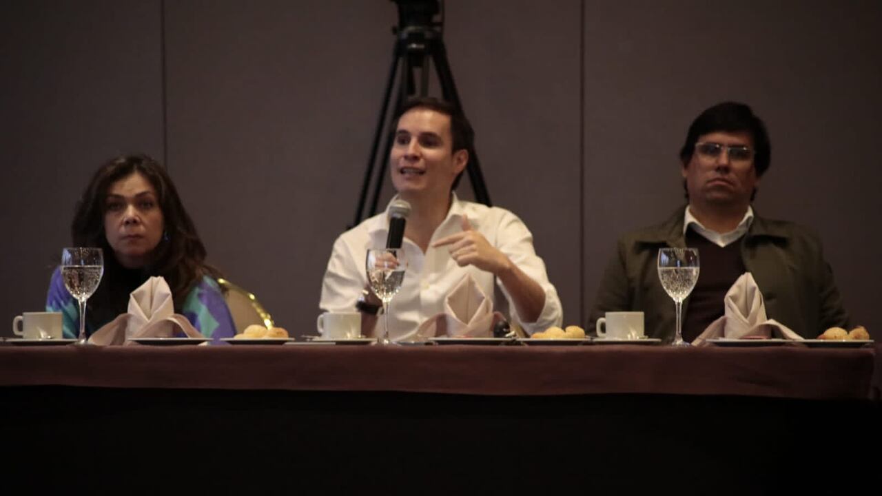 El director de Ágata, Manuel Riaño, junto con el secretario de Desarrollo Económico, Alfredo Batemán.