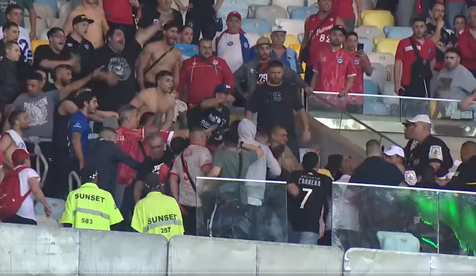 La fanaticada visitante en el Maracaná vivió un episodio tensionante con la Policía