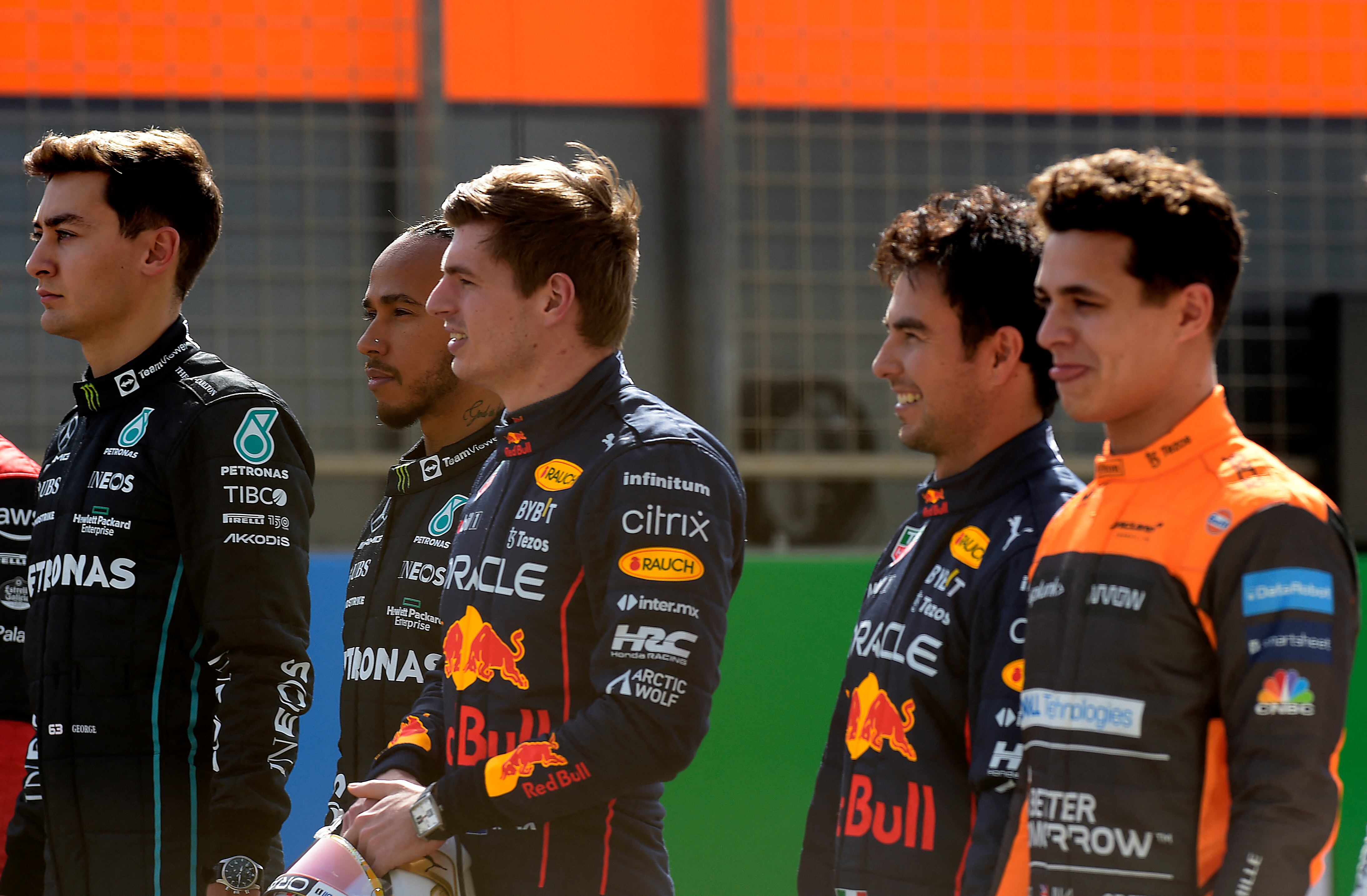 (L to R) Mercedes' British driver George Russell, Mercedes' British driver Lewis Hamilton, Red Bull's Dutch driver Max Verstappen, Red Bull's Mexican driver Sergio Perez and McLaren's British driver Lando Norris pose for a picture during the first day of Formula One (F1) pre-season testing at the Bahrain International Circuit in the city of Sakhir on March 10, 2022. (Photo by Mazen MAHDI / AFP)