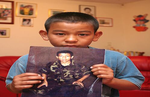 Johan Steven Martínez hijo del Cabo Libio José Martínez sostiene una fotografía de su padre en el año 2008. El militar estuvo secuestrado por las Farc durante 11 años y fue asesinado en cautiverio el 26 de noviembre de 2011. (Foto: León Darío Peláez/SEMANA)