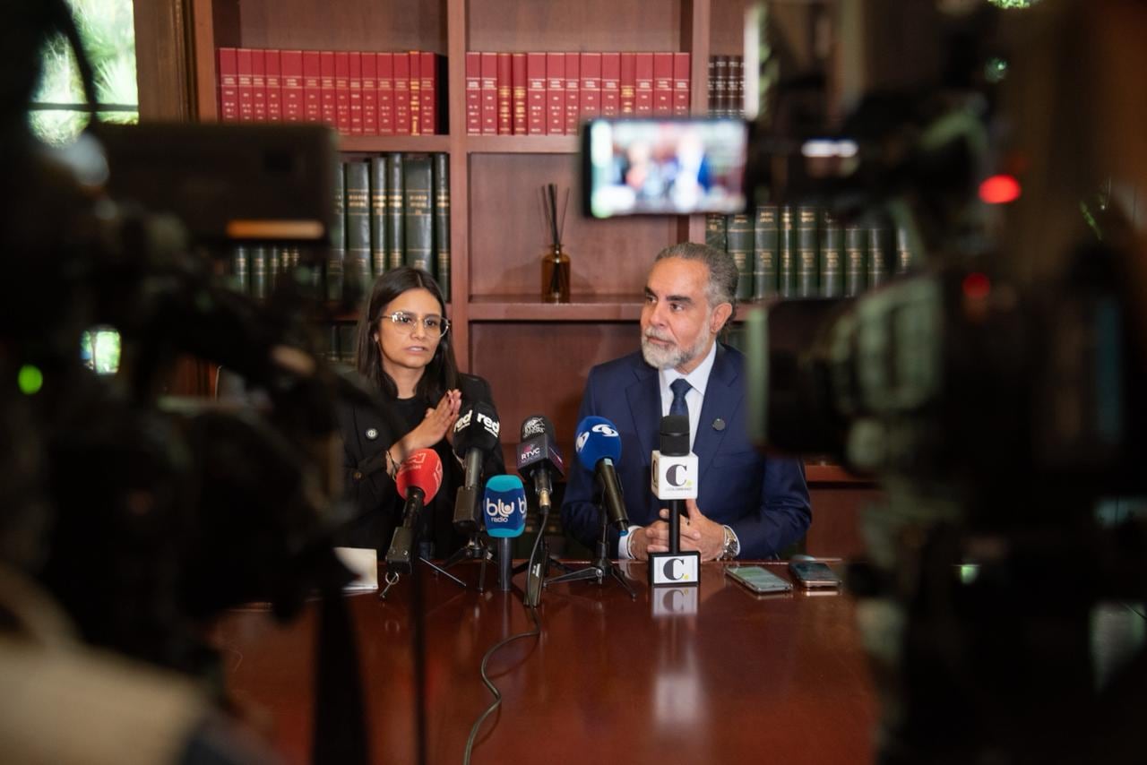 Reunión preparatoria con 16 exparamilitares que fueron nombrados gestores de paz.