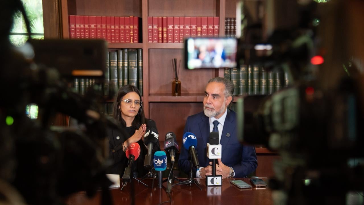 Reunión preparatoria con 16 exparamilitares que fueron nombrados gestores de paz.