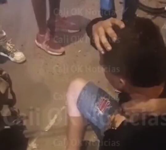 A hombre que habría robado una moto en Cali lo alcanzaron y golpearon.
