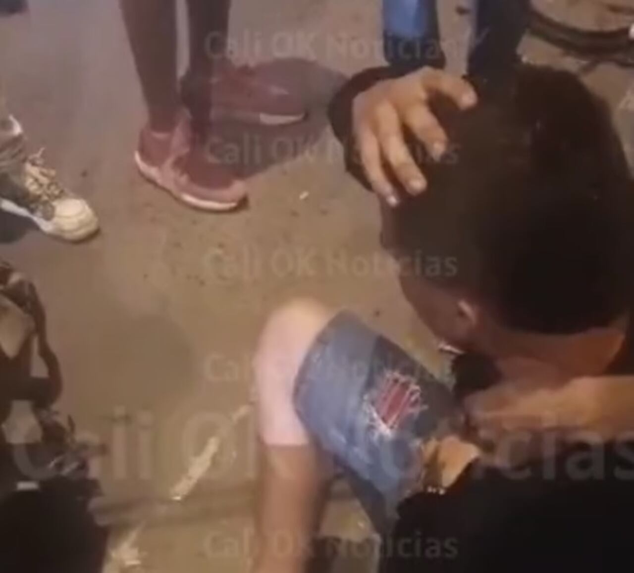 A hombre que habría robado una moto en Cali lo alcanzaron y golpearon.