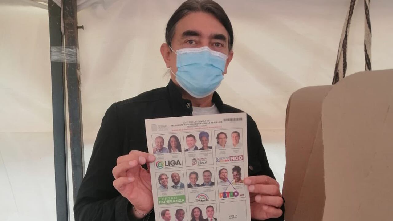 Gustavo Bolívar mostrando su voto en las elecciones de 2022.