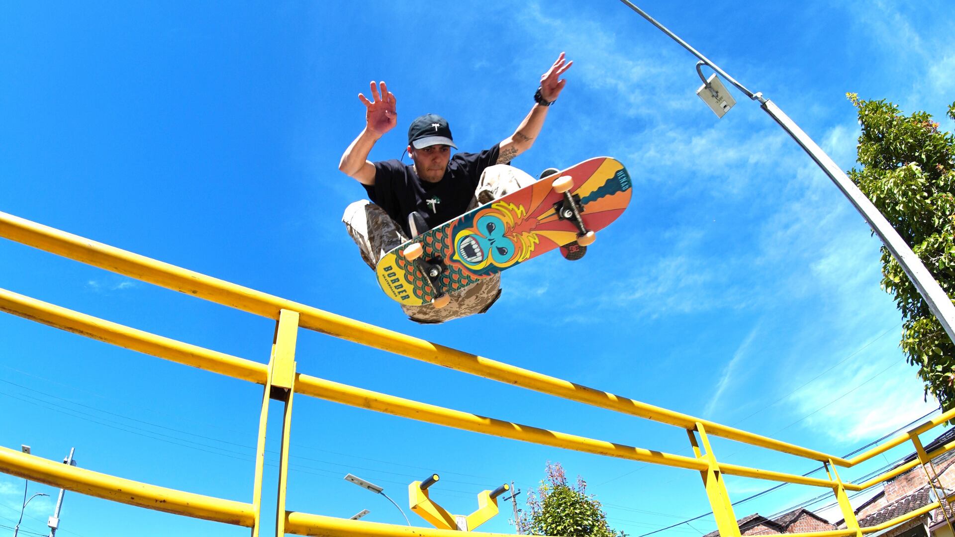 Camilo Henao cuenta con el apoyo de cinco marcas, entre esas DC y GoPro, quienes lo patrocinan con indumentaria, patines y los costos de sus viajes.