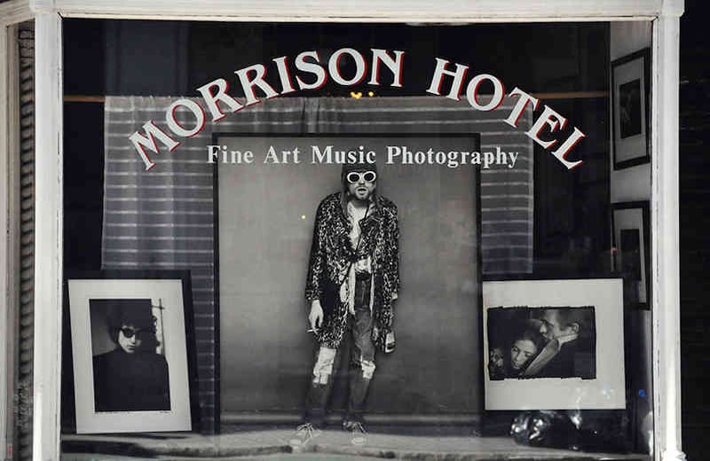 La galería Morrison Hotel en Nueva York, que expone fotografías alusivas a la historia del rock, presenta una fotografía de Cobain con la ropa que solía usar. Las gafas y el gorro eran para que las personas no lo identificaran. (Foto Wikimedia commons)