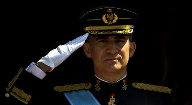 El rey Felipe VI preside a las puertas del Congreso el primer desfile militar tras su proclamación, antes de comenzar su recorrido por las calles de Madrid. (EFE)
