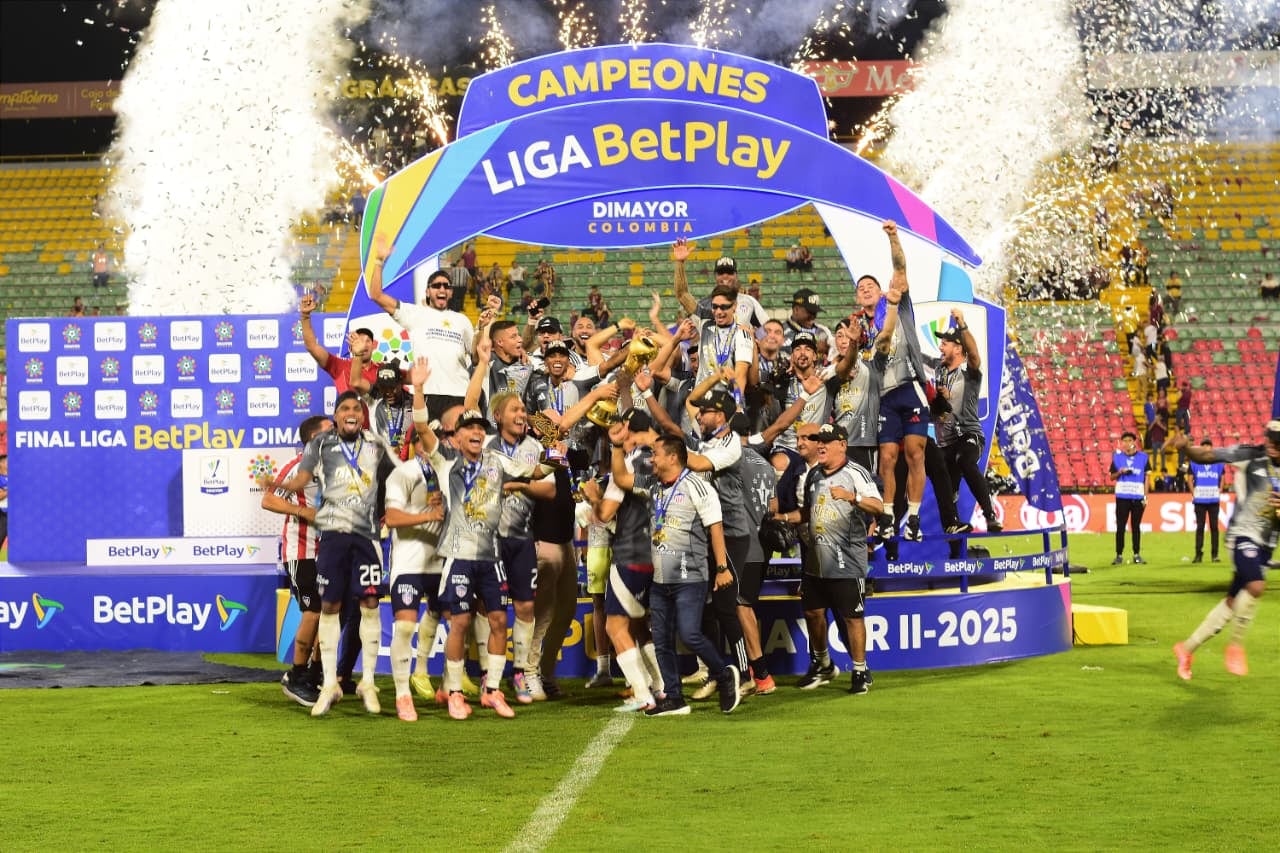 Jugadores y parte del plantel del Junior de Barranquilla levantan el trofeo de campeón de la Liga Colombiana II-2025.